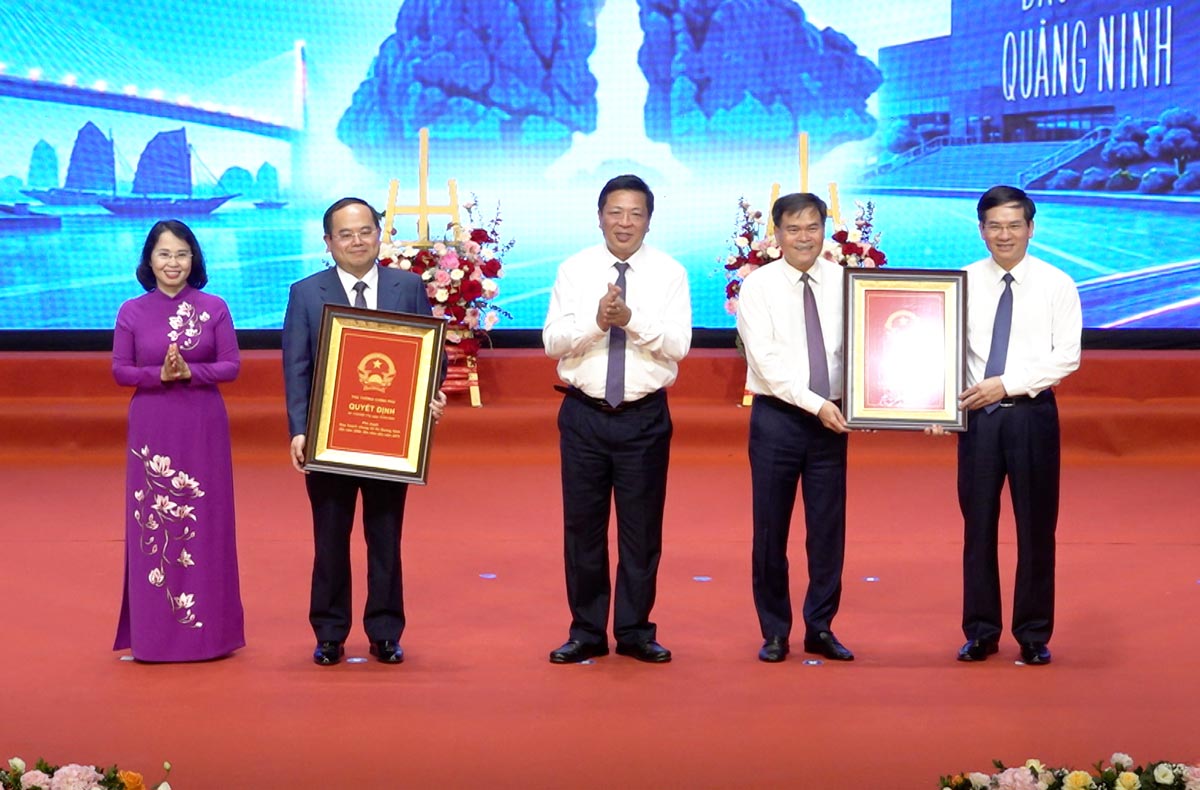 El Sr. Tran Hong Minh, miembro del Comité Central del Partido, Ministro de Construcción, entregó la Decisión de Planificación General Urbana de Quang Ninh hasta 2050, visión hasta 2075; Decisión de reconocimiento de la provincia de Quang Ninh como ciudad de tipo I para los líderes de la provincia de Quang Ninh. Foto: Doan Hung