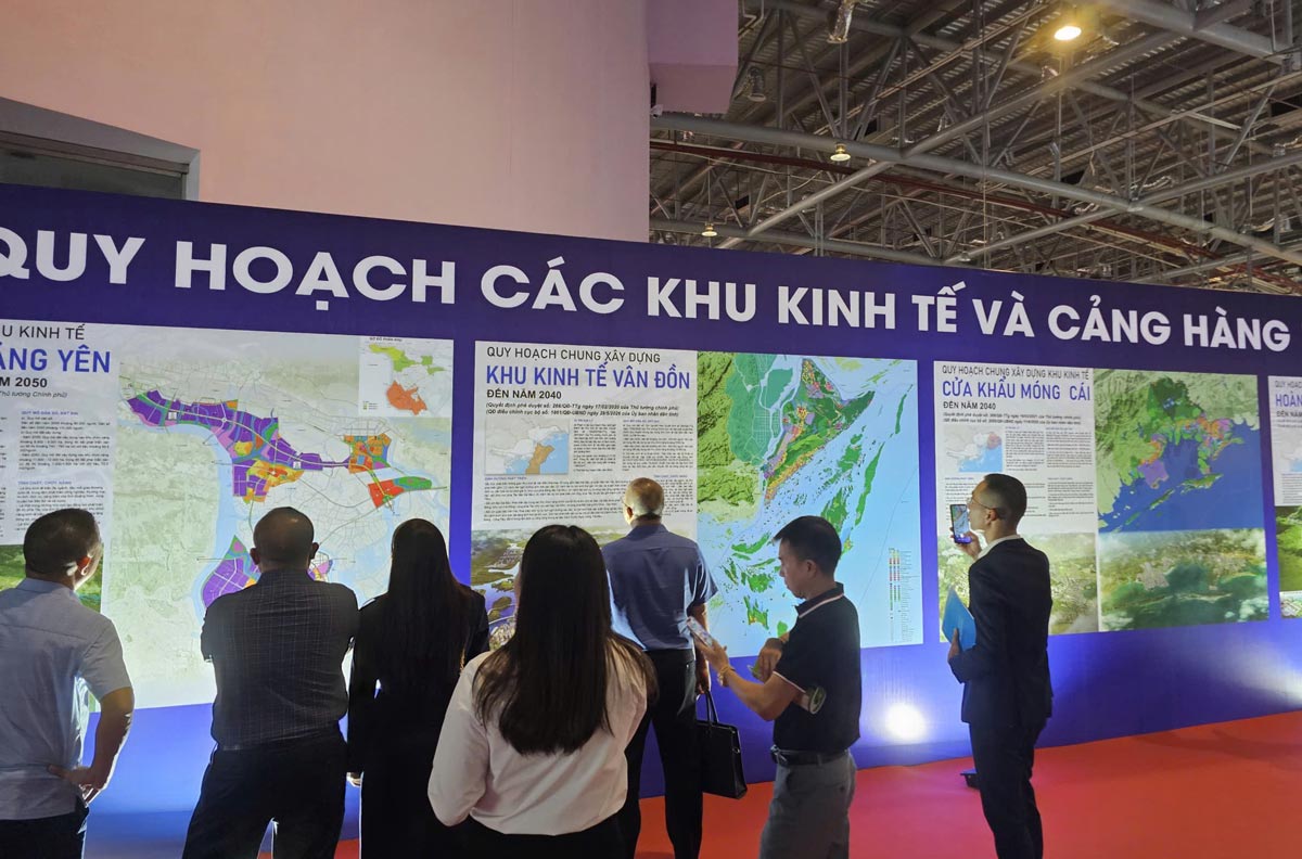 Các đại biểu xem các đồ án quy hoạch trưng bày tại hội nghị. Ảnh: Đoàn Hưng