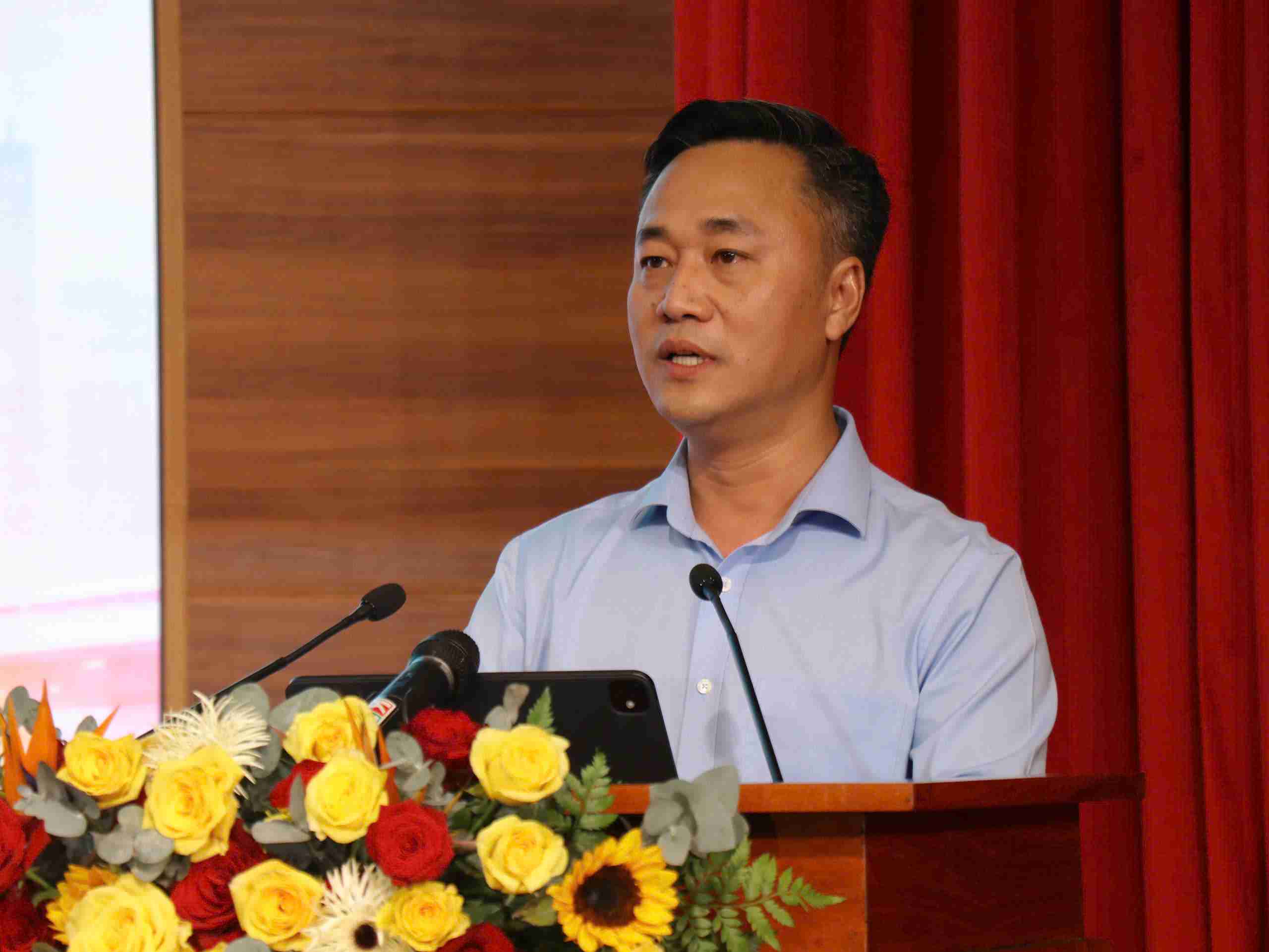 Chủ tịch tỉnh Khánh Hòa Nguyễn Việt Hùng chia sẻ tại hội nghị. Ảnh: Hữu Long