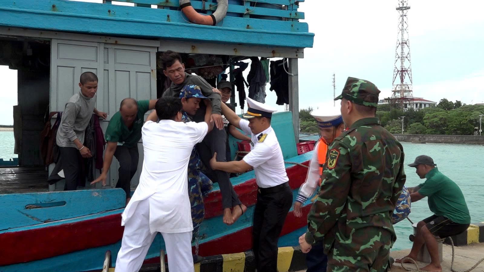 Les médecins de l'infirmerie de l'île de Song Tử Tây secourent les pêcheurs en détresse. Photo: Đoàn Trưởng