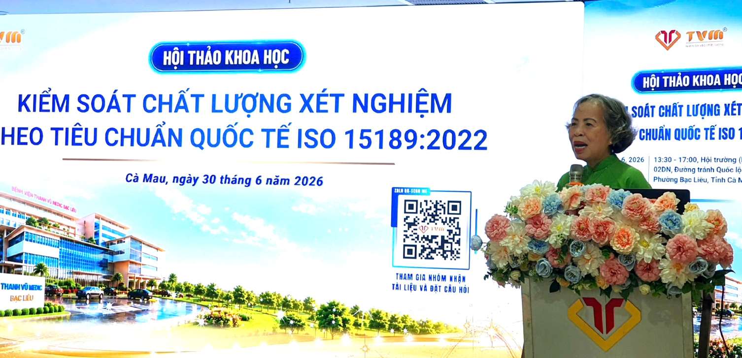 PGS-TS Nguyễn Thị Khánh Trâm, Giám đốc Văn phòng Công nhận năng lực đánh giá sự phù hợp về tiêu chuẩn chất lượng nói về ISO 15189:2022 tại Bệnh viện Thanh Vũ Medic Bạc Liêu, tỉnh Cà Mau. Ảnh: Nhật Hồ.