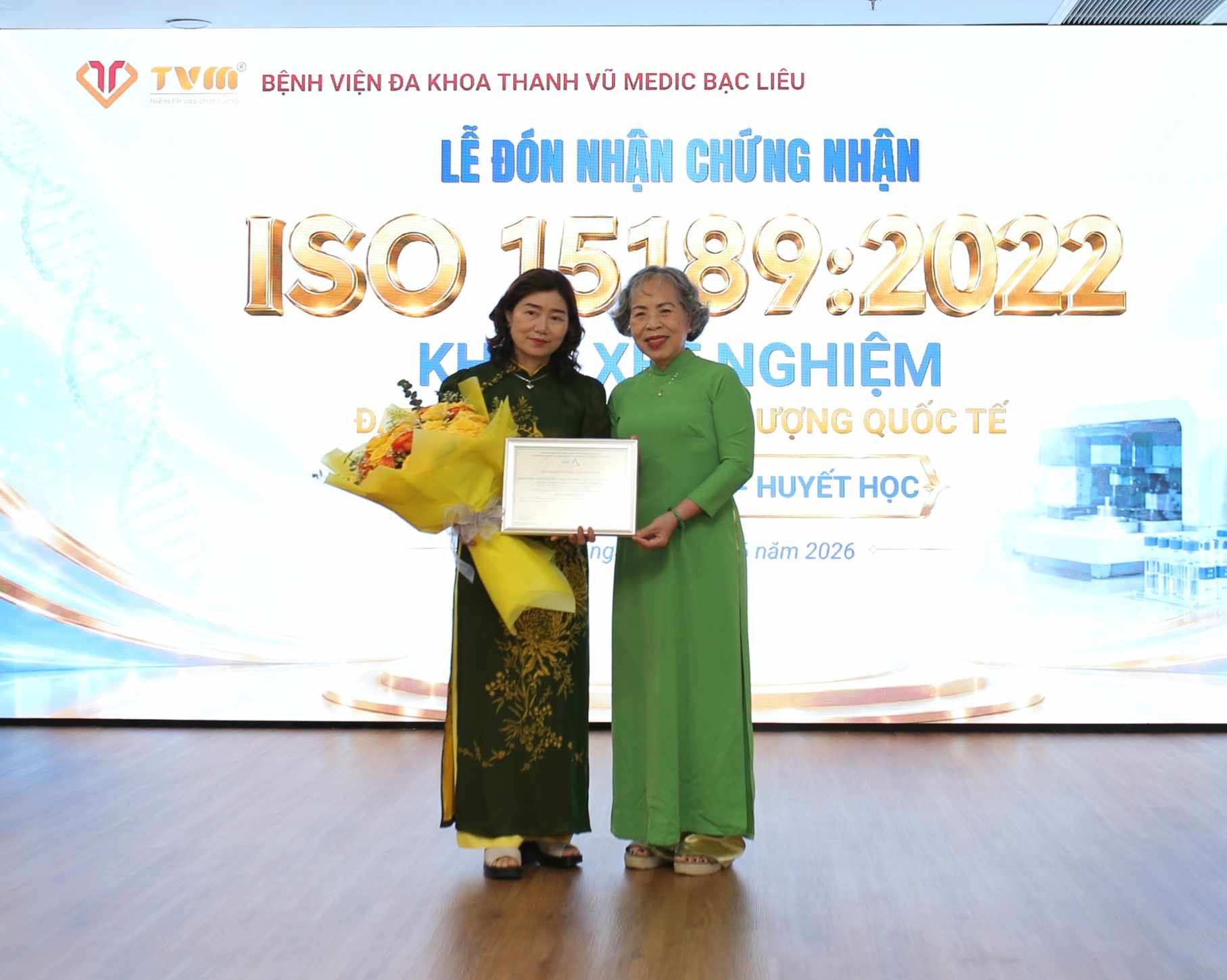 PGS-TS Nguyen Thi Khanh Tram, directrice du bureau de reconnaissance de la capacité d'évaluation de la conformité aux normes de qualité (à droite), remet la certification ISO 15189:2022 à l'hôpital général Thanh Vu Medic Bac Lieu, province de Ca Mau. Photo: Nhat Ho.