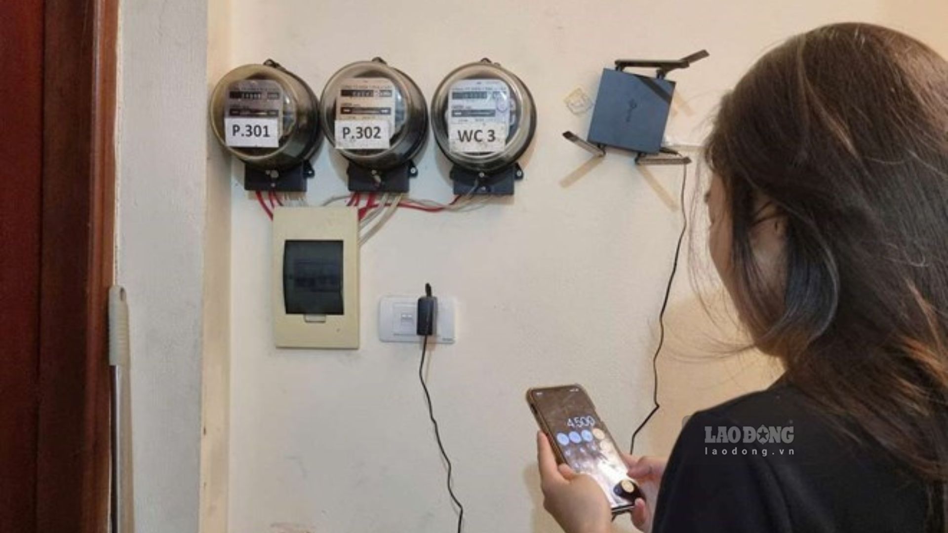 Recently, the Ministry of Industry and Trade has proposed to supplement regulations on applying electricity prices during peak hours, off-peak hours and normal hours to residential customers when technical conditions permit. Photo: Thach Lam