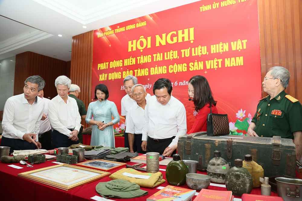 Delegates learn about documents and artifacts donated to serve the construction of the Vietnam Communist Party Museum. Photo: Tat Dat