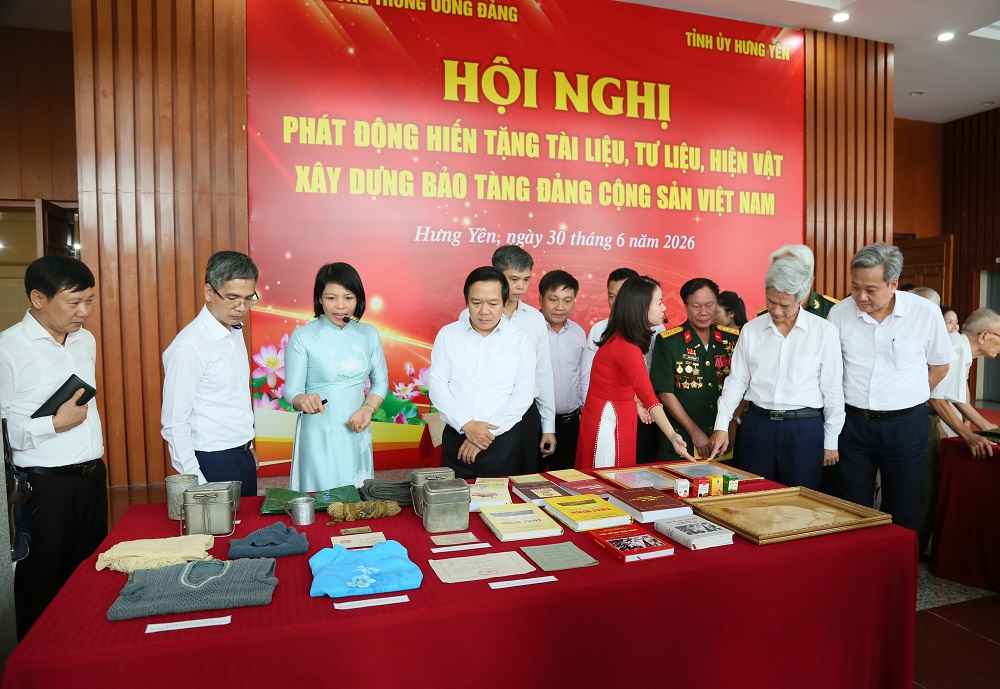 Đại biểu tham quan các tư liệu, tài liệu, hiện vật do các tổ chức, cá nhân trong tỉnh hiến tặng. Ảnh: Tất Đạt