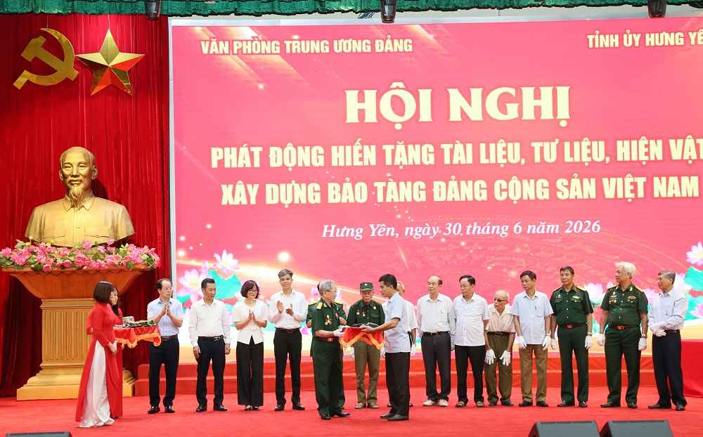 Phó Chánh Văn phòng Trung ương Đảng Võ Thành Hưng trao chứng nhận cho các tập thể, cá nhân hiến tặng tư liệu, hiện vật. Ảnh: Tất Đạt