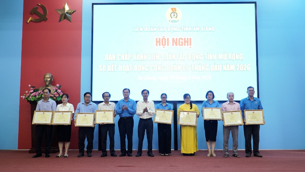 Dịp này, Tổng LĐLĐ Việt Nam tặng Bằng khen cho 9 tập thể, 26 cá nhân thuộc LĐLĐ tỉnh An Giang có thành tích xuất sắc trong phong trào thi đua lao động giỏi và xây dựng tổ chức Công đoàn vững mạnh năm 2025; 43 tập thể, 42 cá nhân có thành tích xuất sắc trong Tháng Công nhân 2026; 21 tập thể, 23 cá nhân có thành tích xuất sắc trong tổ chức Tháng hành động về An toàn, vệ sinh lao động 2026. Ảnh: Nguyên Anh