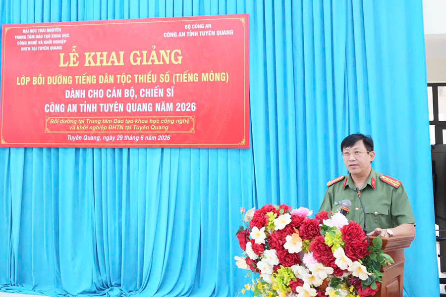 Le colonel Lục Thế Hưng - directeur adjoint de la police provinciale de Tuyên Quang s'exprime lors de la cérémonie d'ouverture. Photo: Police provinciale de Tuyên Quang