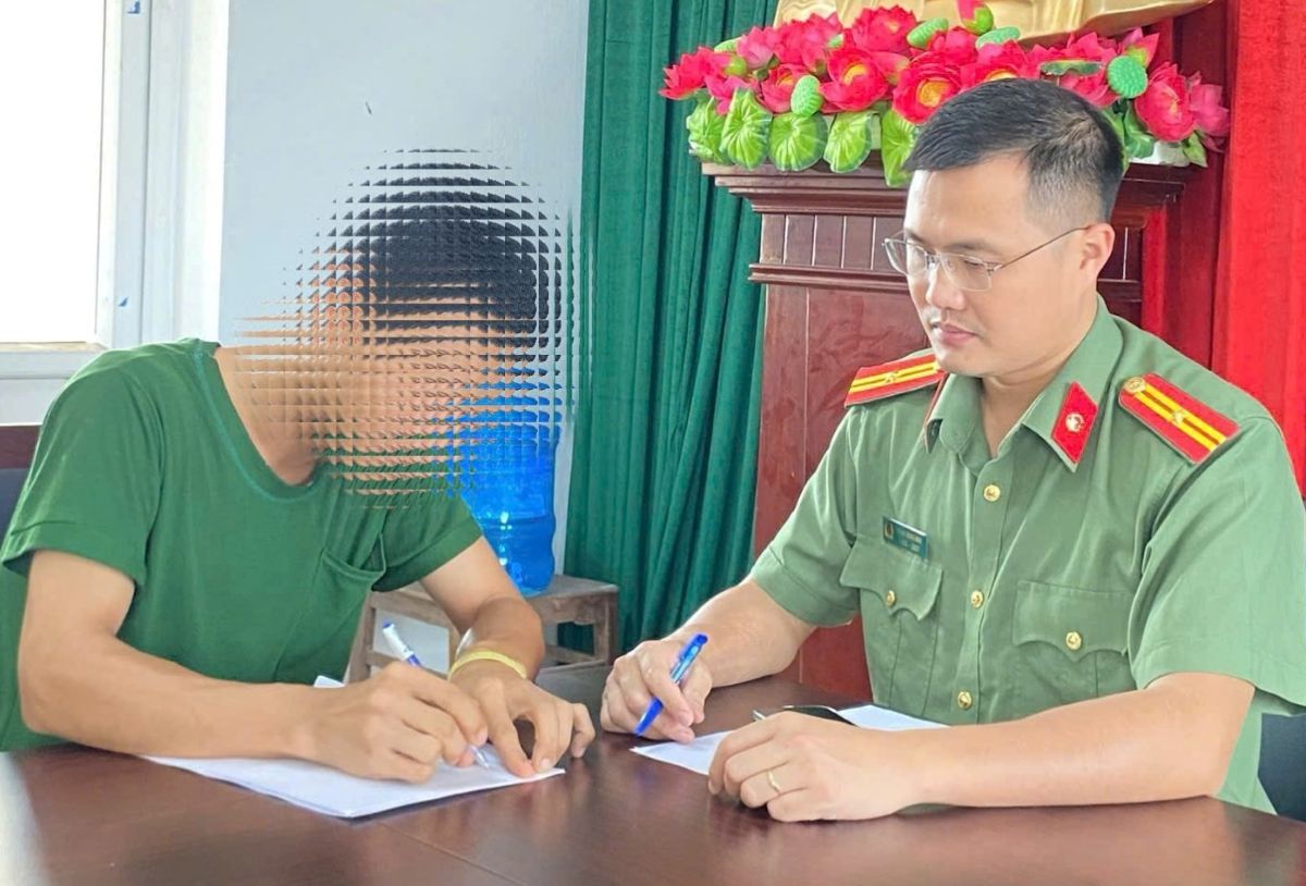 Lực lượng Công an làm việc với anh L.V.Đ. Ảnh: Công an Hải Phòng