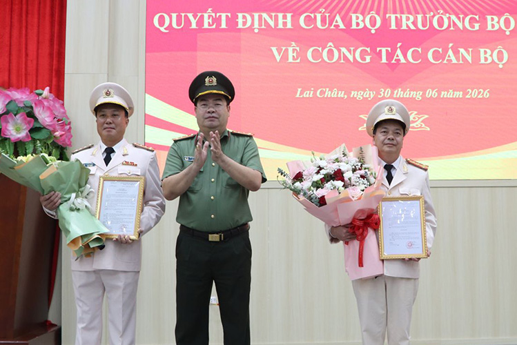 Authorized by the Minister of Public Security, Colonel Bui Quyet Toan presented the decision and flowers to congratulate Colonel Sung A Sua and Colonel Hoang Trong Vy - the new Deputy Director of the Provincial Police (left). Photo: Lai Chau Provincial People's Committee