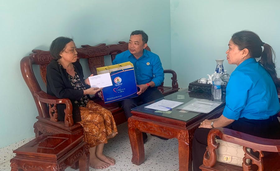 The delegation of Gia Lai Provincial Trade Union visits and provides support to Ms. Nguyen Thi Mai, a member of the grassroots Trade Union of Hoang Gia Production-Trading Co., Ltd. (Phu Cat commune). Photo: Hoai Phuong