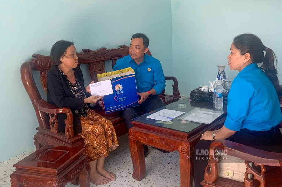 The delegation of Gia Lai Provincial Trade Union visits and provides support to Ms. Nguyen Thi Mai, a member of the grassroots Trade Union of Hoang Gia Production-Trading Co., Ltd. (Phu Cat commune). Photo: Hoai Phuong
