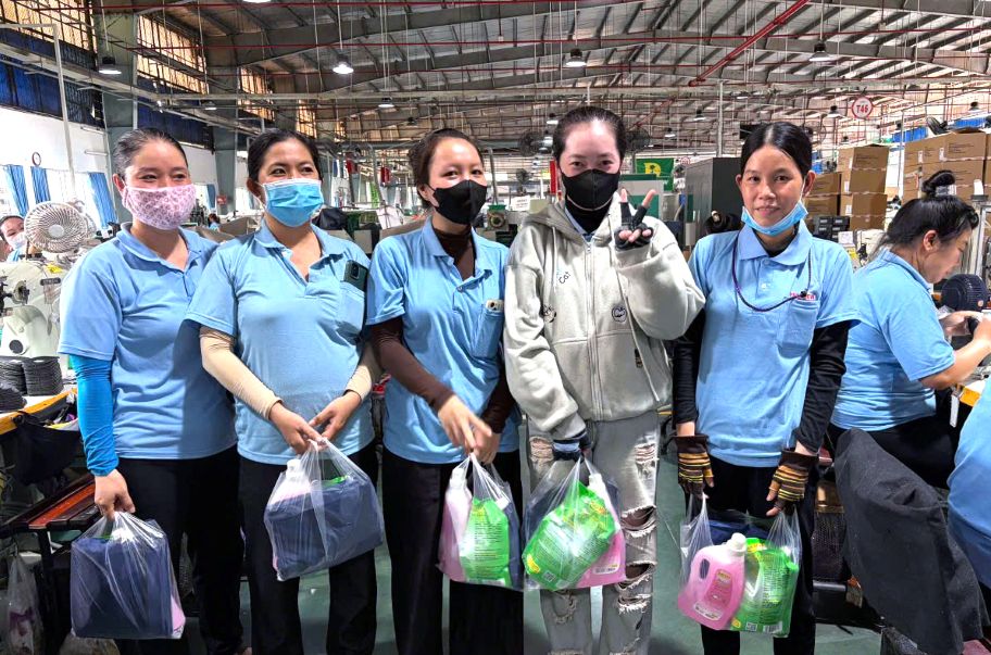 Công đoàn cơ sở phối hợp cùng Ban giám đốc Công ty TNHH Freeview Industrial Việt Nam tặng quà cho đoàn viên, người lao động ngay tại nơi làm việc. Ảnh: Thanh Mai