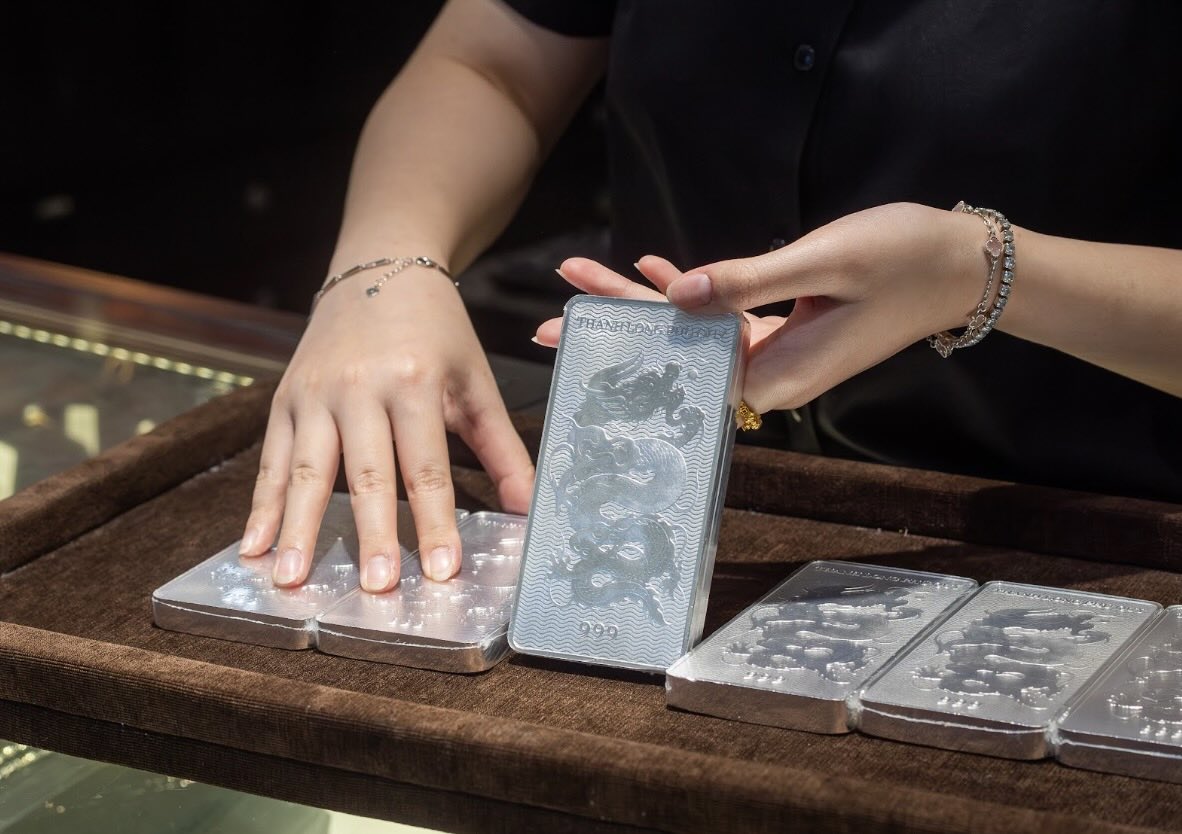 Silver prices closed the session on June 30, recording a slight recovery in both domestic and international markets. Photo: Minh Huy