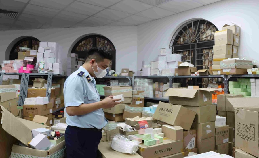 Functional agencies inspect treamer's warehouse, finalizing thousands of orders per day. Photo: Cuong Ngo