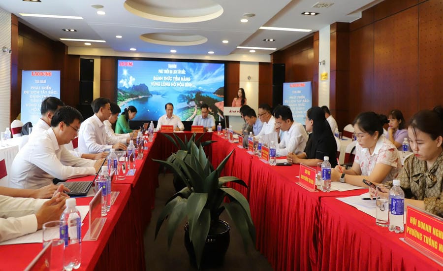Overview of the seminar "Tay Bac tourism development: Awakening the potential of Hoa Binh lake region". Photo: Van Thang