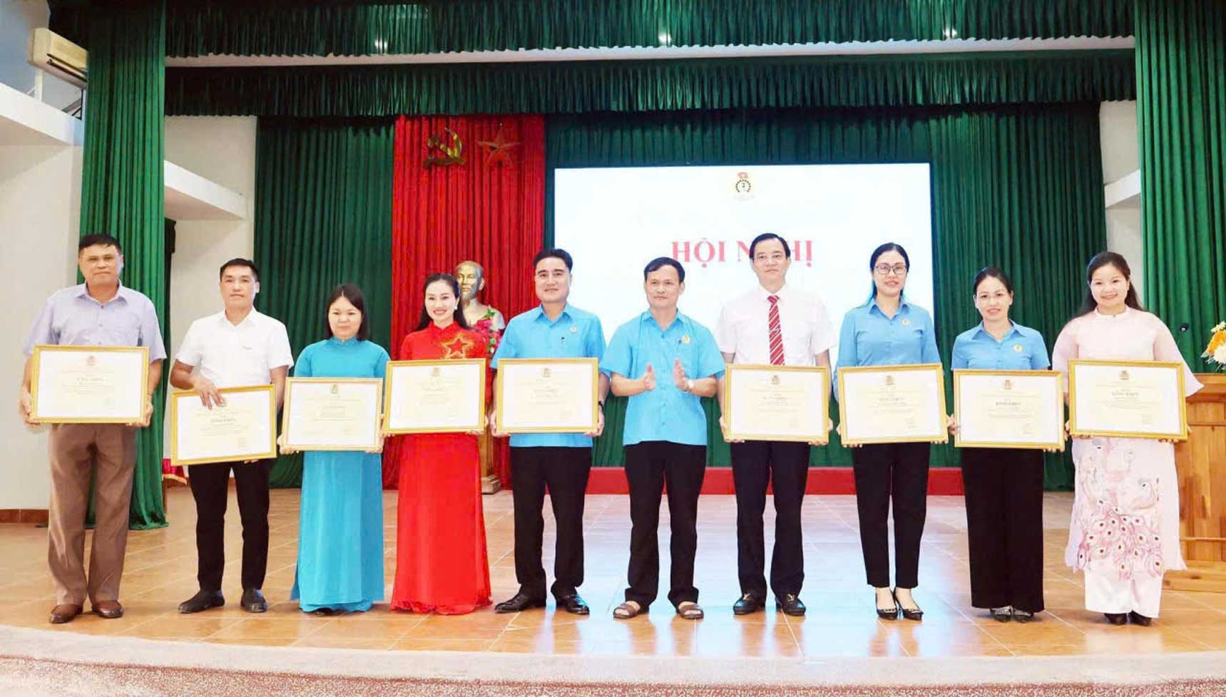 The conference acknowledged and praised the contributions of typical collectives and individuals. Photo: Viet Bac