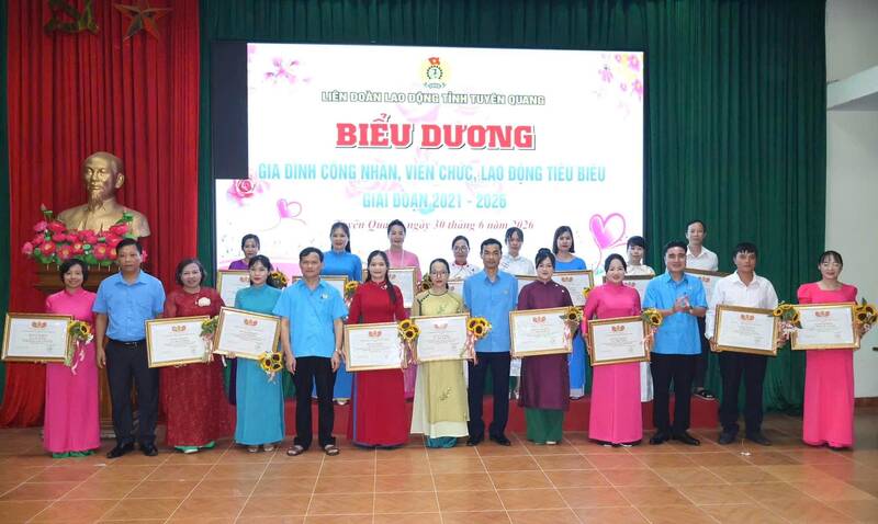 Trao bằng khen cho các tập thể, cá nhân có thành tích xuất sắc. Ảnh: Việt Bắc