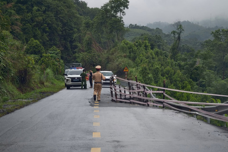Functional forces recommend people to be cautious when traveling through provincial road 161. Photo: Police provided