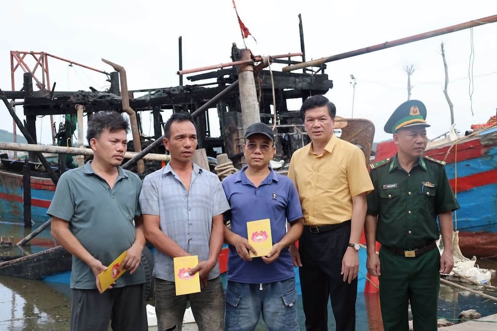 Mr. Nguyen Dinh Hung - Standing Vice Chairman of the Vietnam Fatherland Front Committee of Nghe An province presents gifts to support and encourage fishermen. Photo: Ngoc Anh