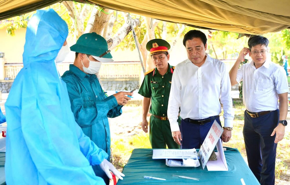 El Sr. Nguyen Khac Toan - Presidente del Comité Popular de la ciudad de Hue supervisa el proceso de toma de muestras de restos de mártires. Foto: Le Sau