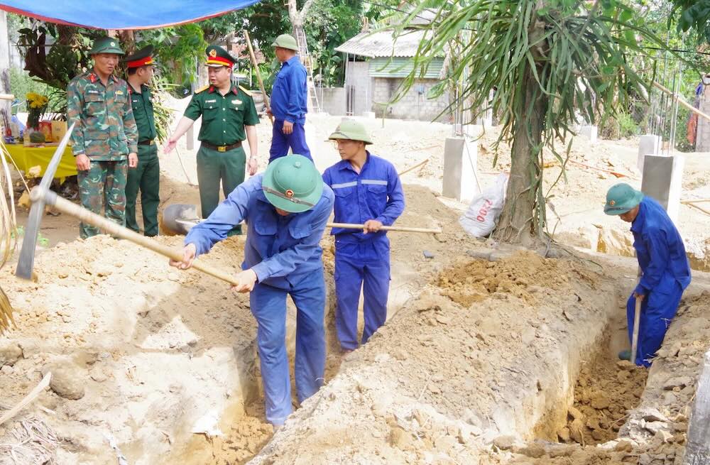 The working delegation of Division 968 (Military Region 4) inspects the search and repatriation of martyrs' remains. Photo: Han Nguyen