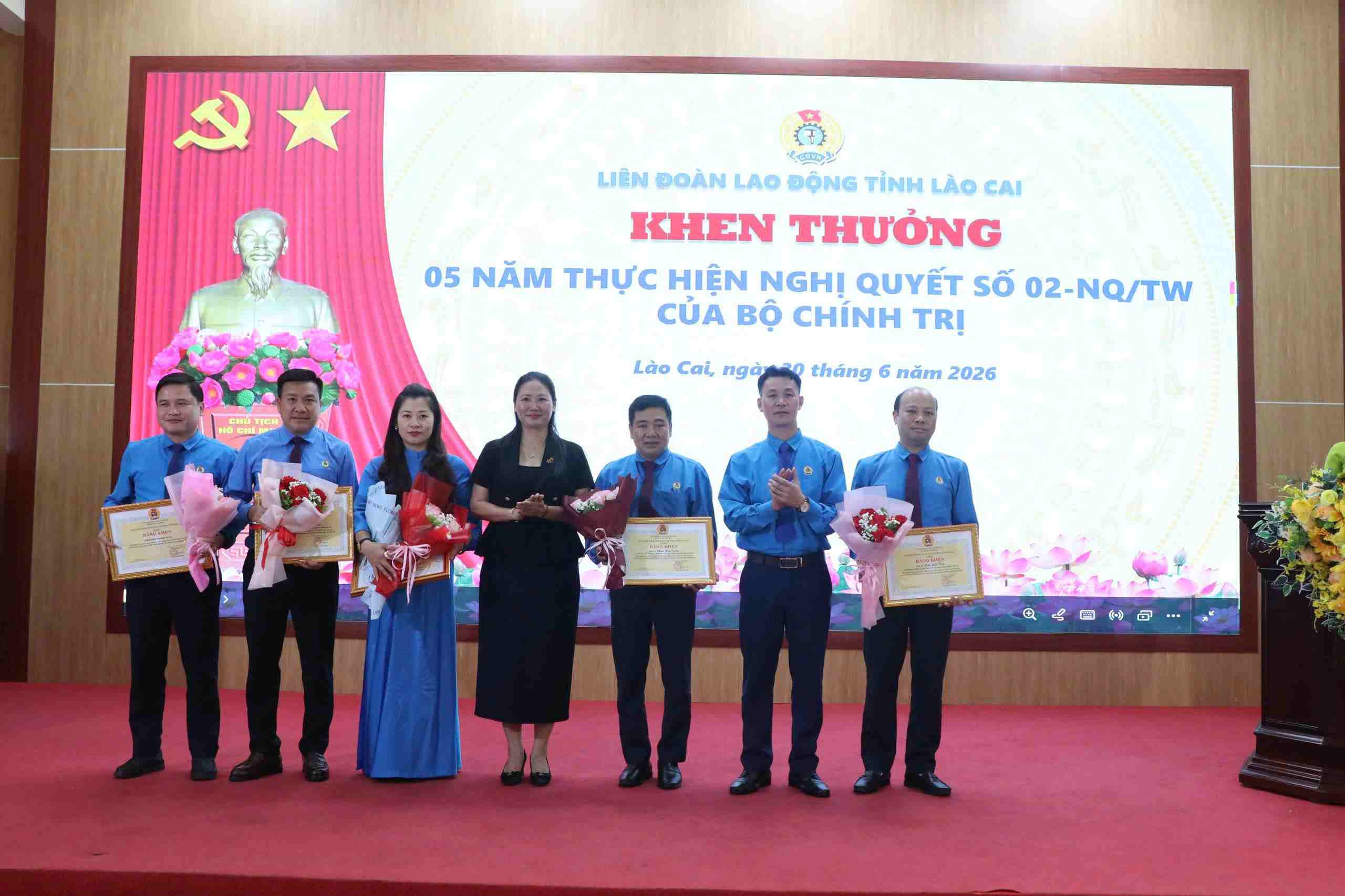 Trao tặng Bằng khen cho các tập thể và cá nhân có thành tích xuất sắc trong triển khai các nghị quyết của Bộ Chính trị và Tổng Liên đoàn Lao động Việt Nam. Ảnh: Bảo Nguyên
