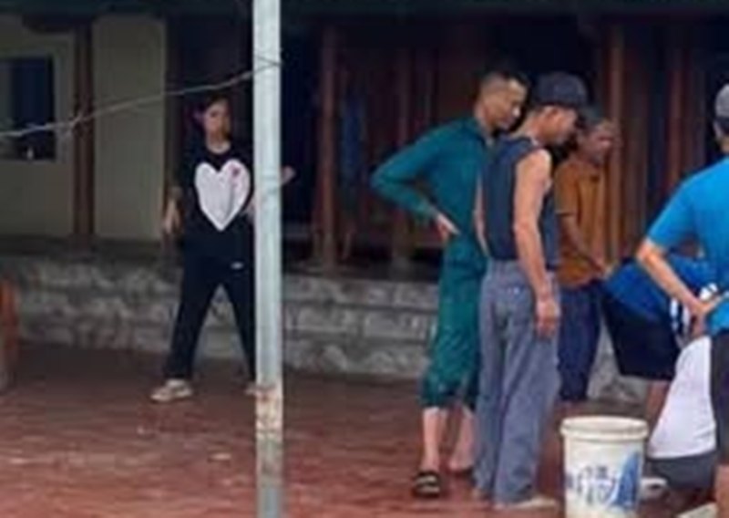 Người dân và lực lượng chức năng có mặt tại khu vực hiện trường, nơi người đàn ông gặp nạn. Ảnh: Minh Hoàng