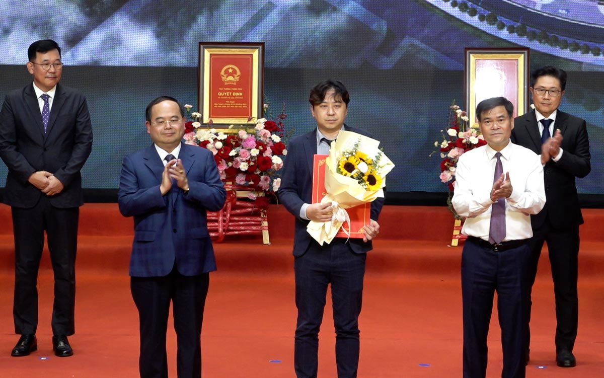 Leaders of Quang Ninh province present investment policy approval decisions and project investment certificates to businesses. Photo: Doan Hung