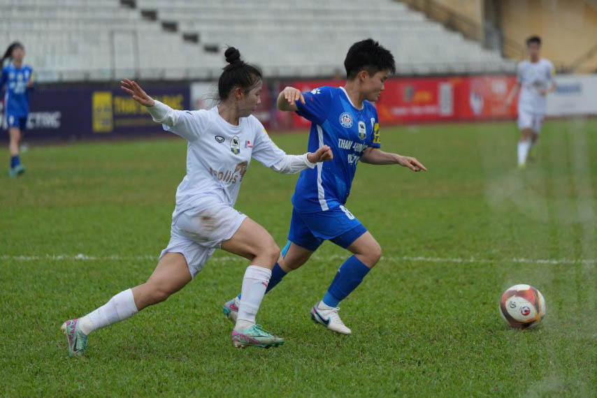 Than Khoang San Vietnam (blue jersey) suffered a defeat to Phong Phu Ha Nam in the 3rd round of the National Women's Football Championship - Thai Son Bac Cup 2026. Photo: VFF