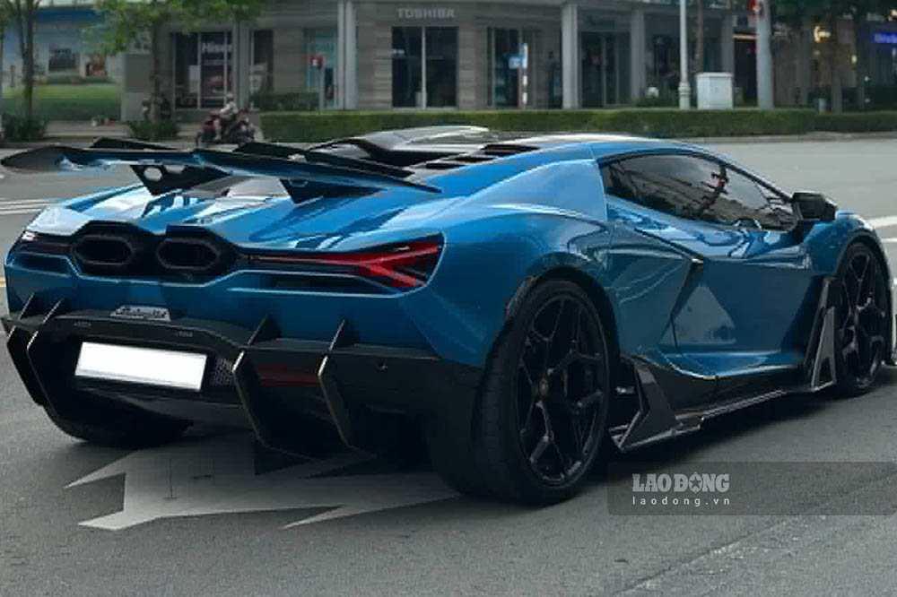 The Lamborghini Revuelto in Vietnam has been upgraded with the Duke Dynamics body kit with many outstanding aerodynamic details. Photo: Phong Diep