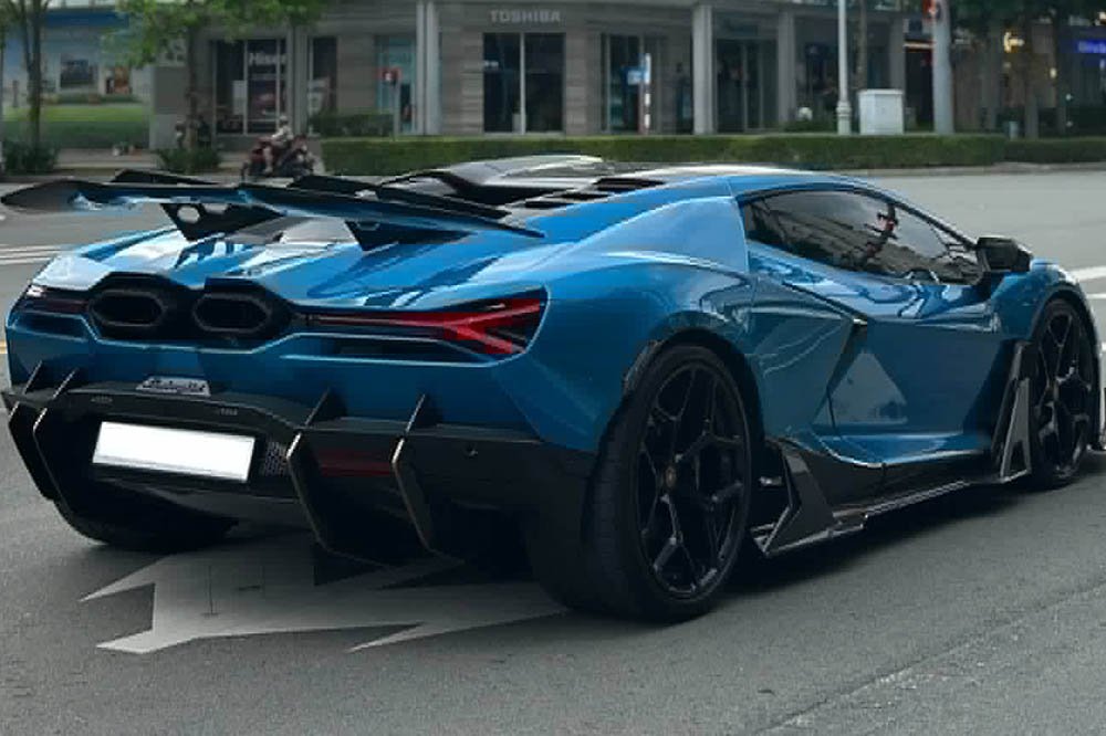 The Lamborghini Revuelto in Vietnam has been upgraded with the Duke Dynamics body kit with many outstanding aerodynamic details. Photo: Phong Diep