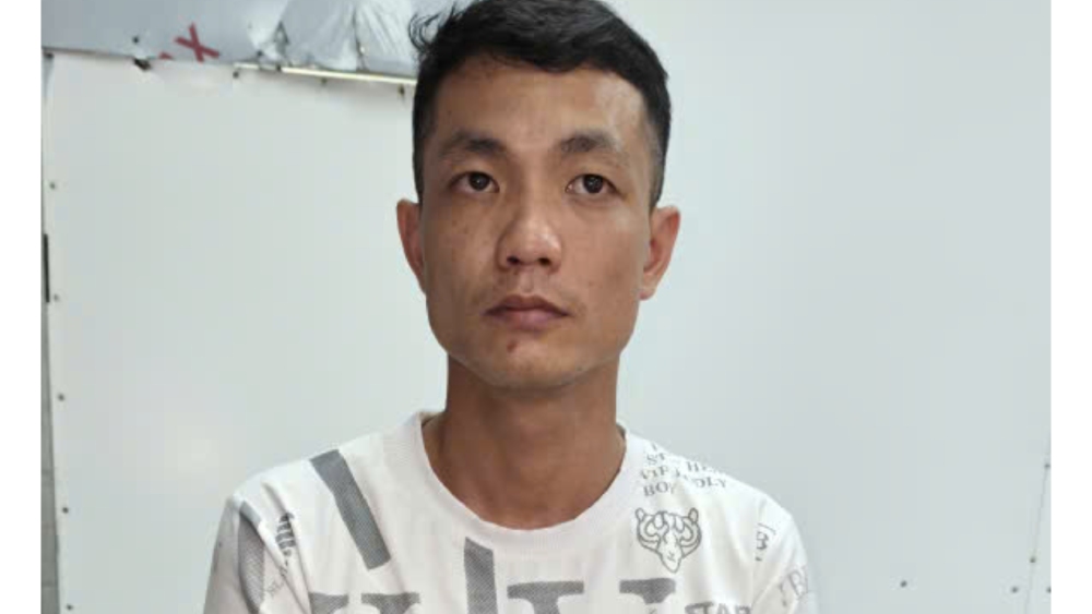 Lê Minh Tùng khai nhận số tang vật là ma túy đá. Ảnh: Biên phòng cung cấp