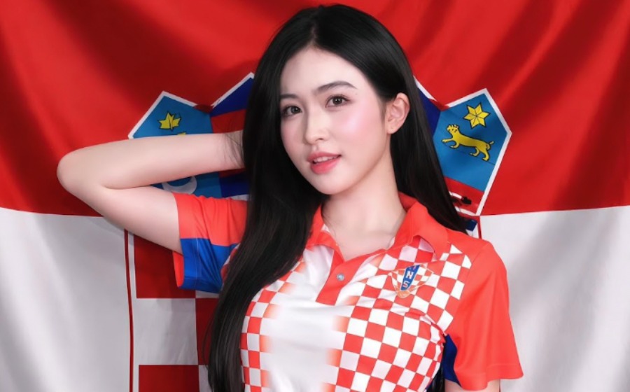 Runner-up Tran Thu Hien cheers for the Croatian team. Photo: Provided by the character
