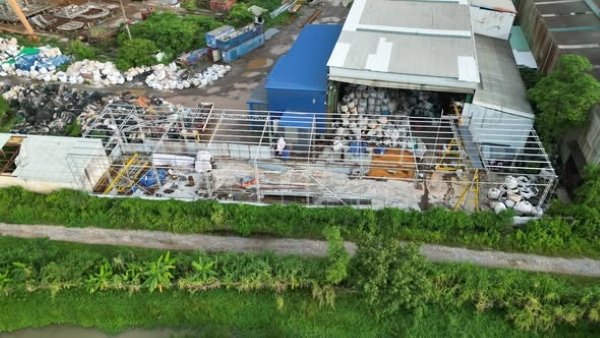 Enterprises build iron frame structures on public land. Photo: An Phong Ward e-Portal