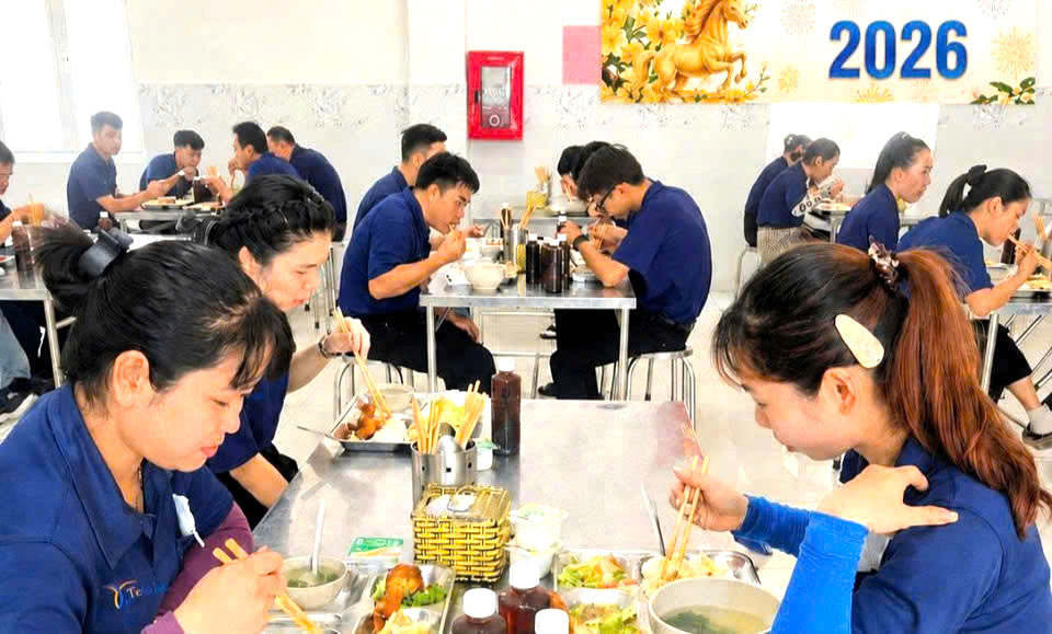 The grassroots trade union of Da Nang Telala Co., Ltd. organizes the "Trade Union Meal" program to care for life and encourage union members and workers. Photo: Da Nang Trade Union