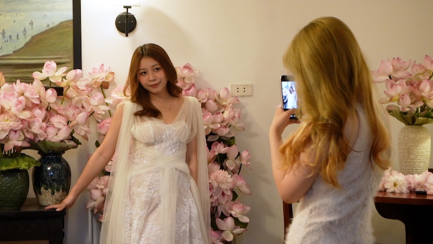 Hanoi tourists travel more than 10km to take photos with lotus flowers in a coffee shop