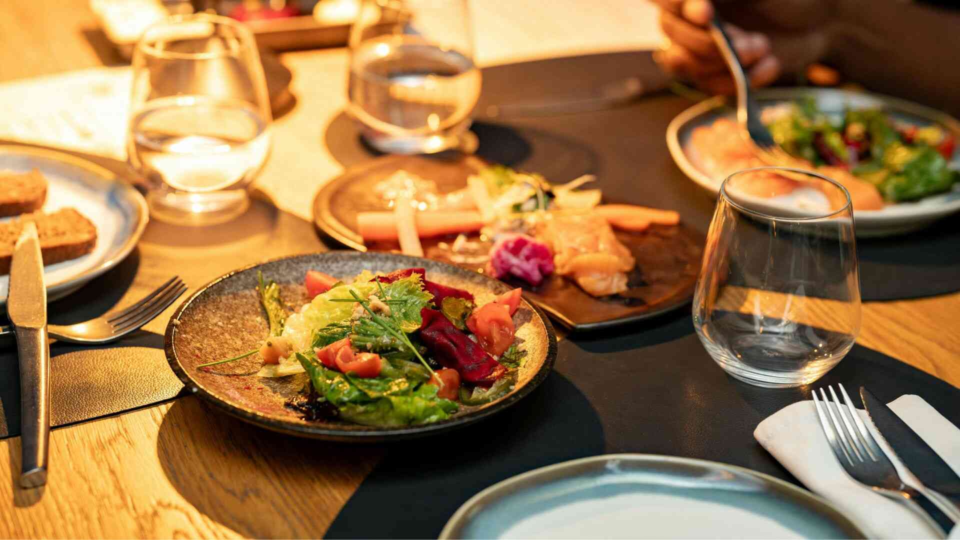 Ideal dinner time before 7 pm can help stabilize blood sugar and naturally lower blood pressure at night. Photo: Canva