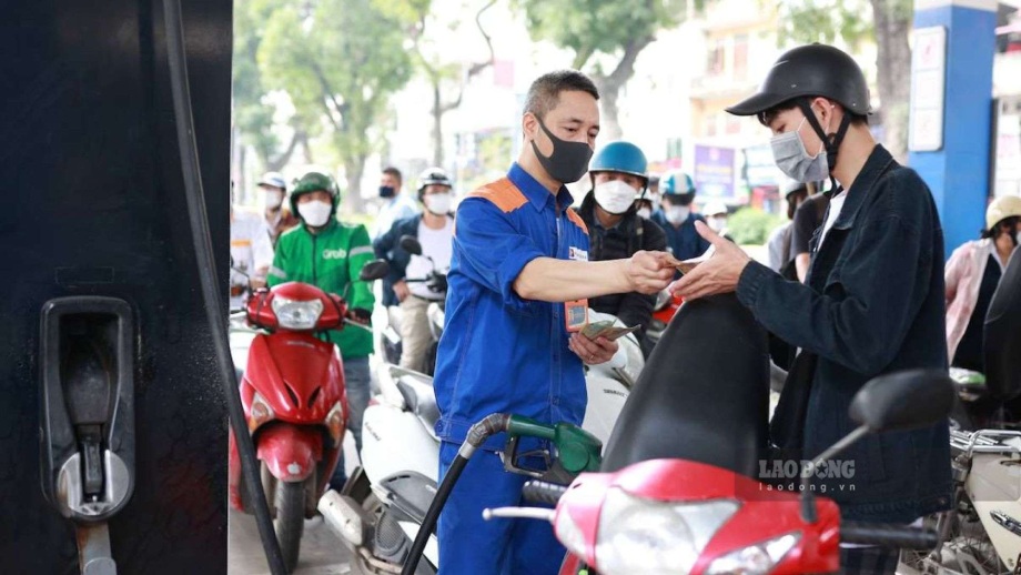 Los precios de la gasolina en el país aumentaron ligeramente, los precios del petróleo se mantuvieron sin cambios a partir de las 9:00 horas del 1 de julio de 2026. Foto: Hai Nguyen