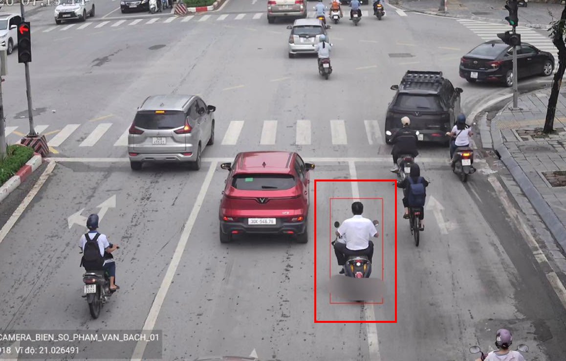 Motorcyclists without helmets are recorded by AI cameras for traffic tickets. Photo: Traffic Police Department