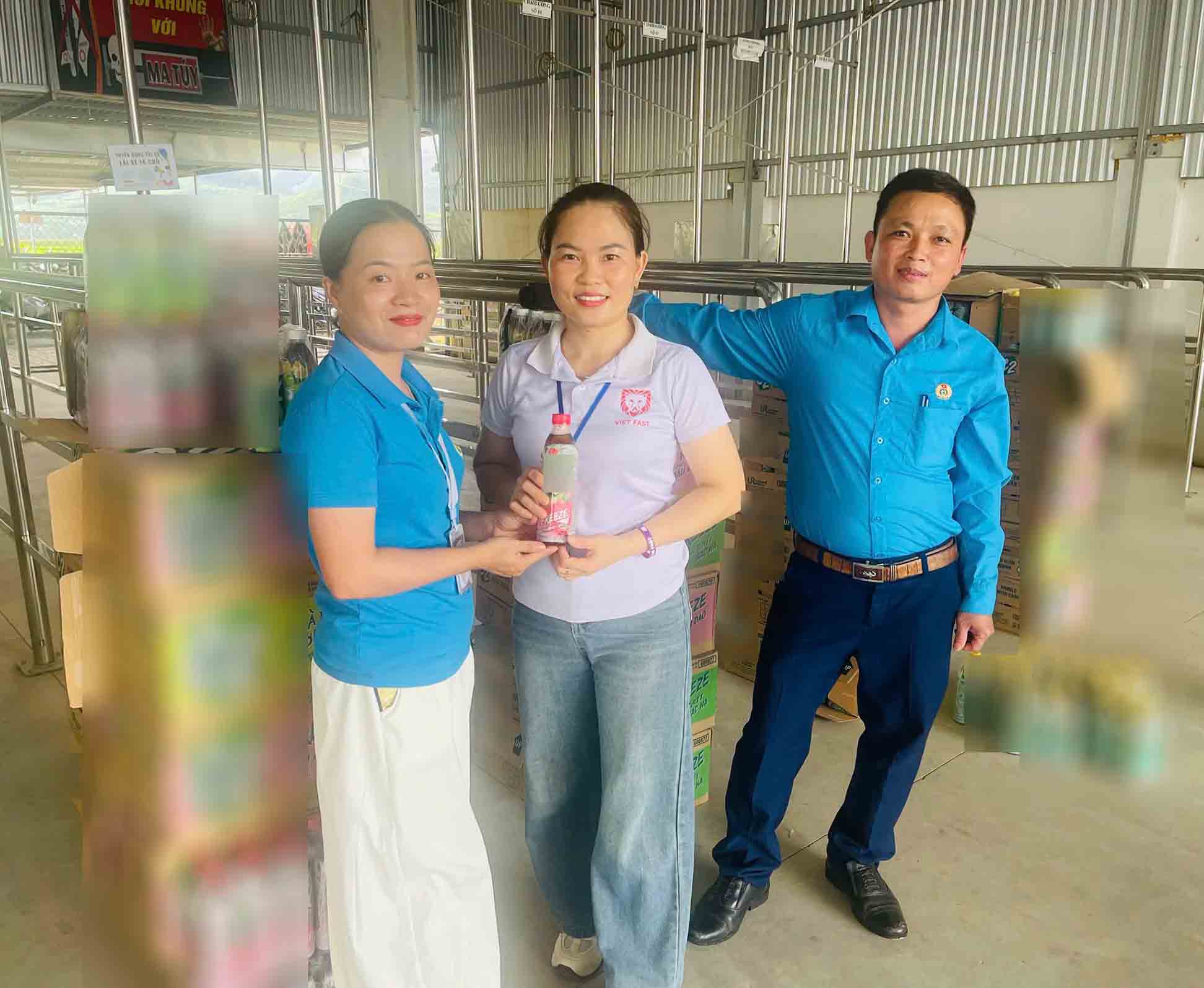 Trade union "cools down summer" for workers. Photo: Ngoc Anh