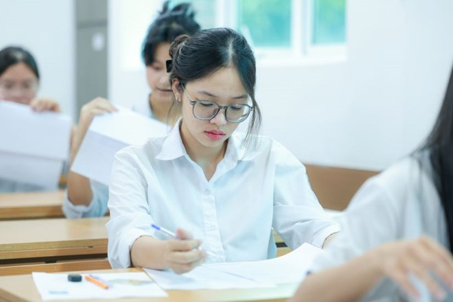 Candidates can look up high school graduation exam scores on Lao Dong Newspaper. Photo: Hai Nguyen