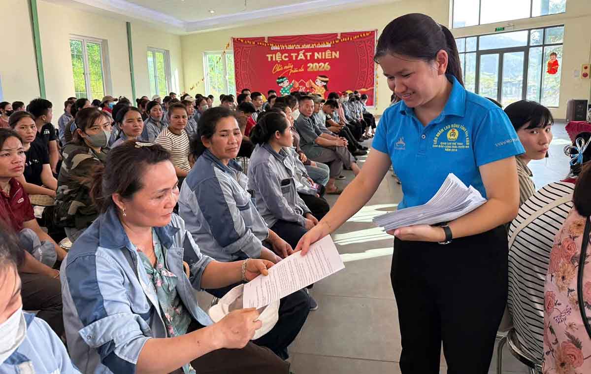 Chương trình phổ biến, tuyên truyền pháp luật cho đoàn viên, NLĐ của LĐLĐ tỉnh Tuyên Quang tại Công ty TNHH Greenhome Flooring. Ảnh: Việt Bắc.