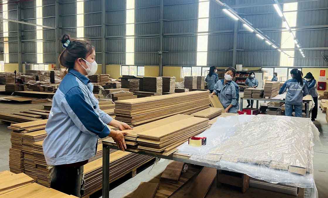 The initiative of Ms. Pham Thuy Quynh - Chairwoman of the grassroots Trade Union of Greenhome Flooring Co., Ltd. has helped improve the working environment for employees and improve the efficiency of the business. Photo: Viet Bac