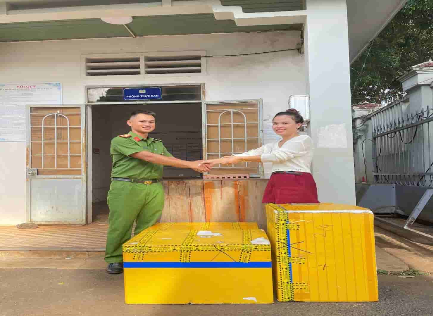 The commune police force returns the styrofoam boxes containing raw bird's nests to the people. Photo: DVCC