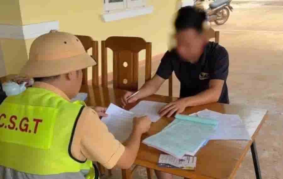 Driver without driver's license fined by traffic police. Photo: DVCC