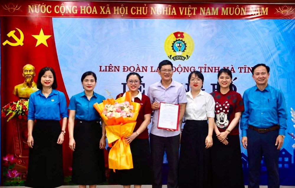 The grassroots trade union of Quan Chau International Co., Ltd. was established, admitting 41 union members. Photo: Ha Tinh Trade Union