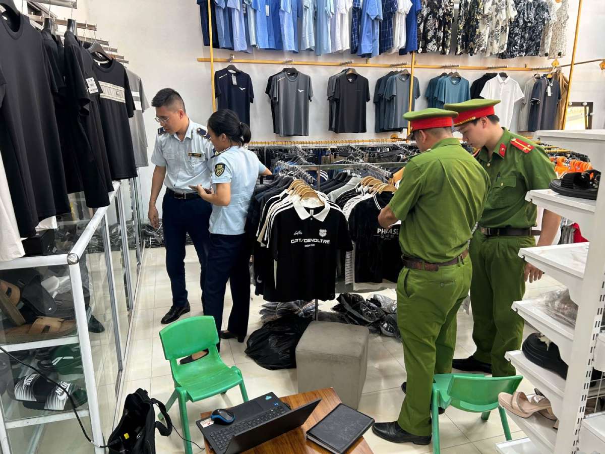 Clothing store in Hai An commune, Ninh Binh province. Photo: Ninh Binh Police