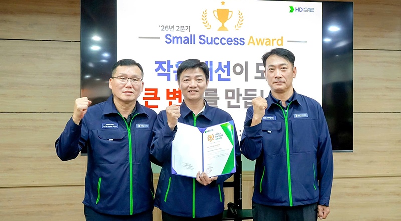Mr. Choi Seung Hyun, General Director of HD Hyundai Eco Vina Co., Ltd. (far left) praises and awards prizes to union member Tran Quang Khoi for outstanding achievements with the initiative to improve the method of installing RMQC embankment cranes. Photo: Dang Khoi