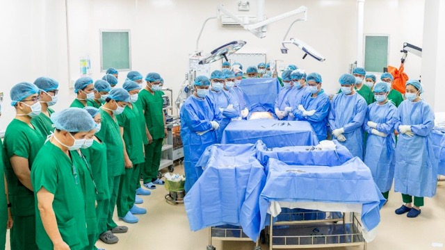 The collective of doctors and nurses of Nhan Da 115 Hospital expresses gratitude to organ donors before performing surgery. Photo: BVCC